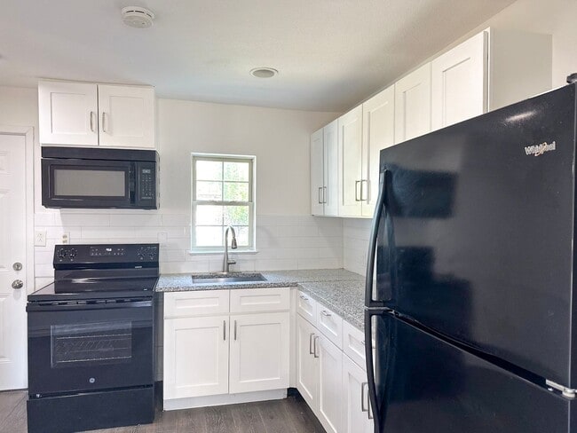 Foto del edificio - 3 bedroom / 2 bath