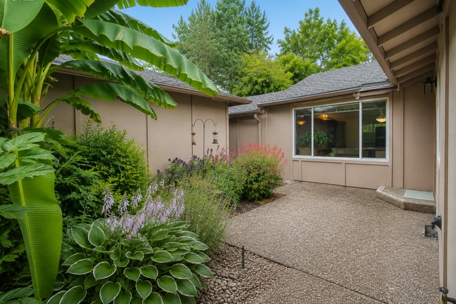 Remodeled Single-Level 2BR/2BA End Unit — Private Courtyard, 2-Car Garage & Mountain Park Ameniti... - Remodeled Single-Level 2BR/2BA End Unit — Private Courtyard, 2-Car Garage & Mountain Park Ameniti... Apartment