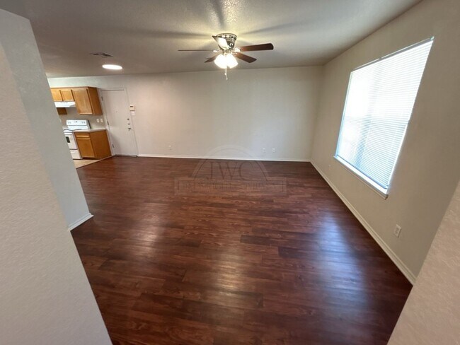 Foto del edificio - 912 McDaniel Cir