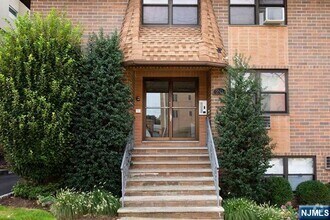 Building Photo - 20 W Harriet Ave