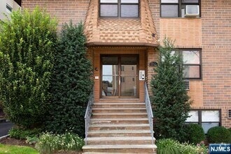 Building Photo - 20 W Harriet Ave
