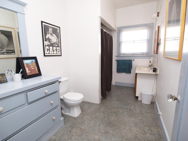 Interior Photo - 109 S Berendo St
