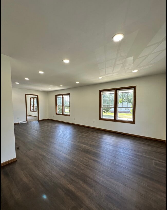 Building Photo - 622 Lous Way