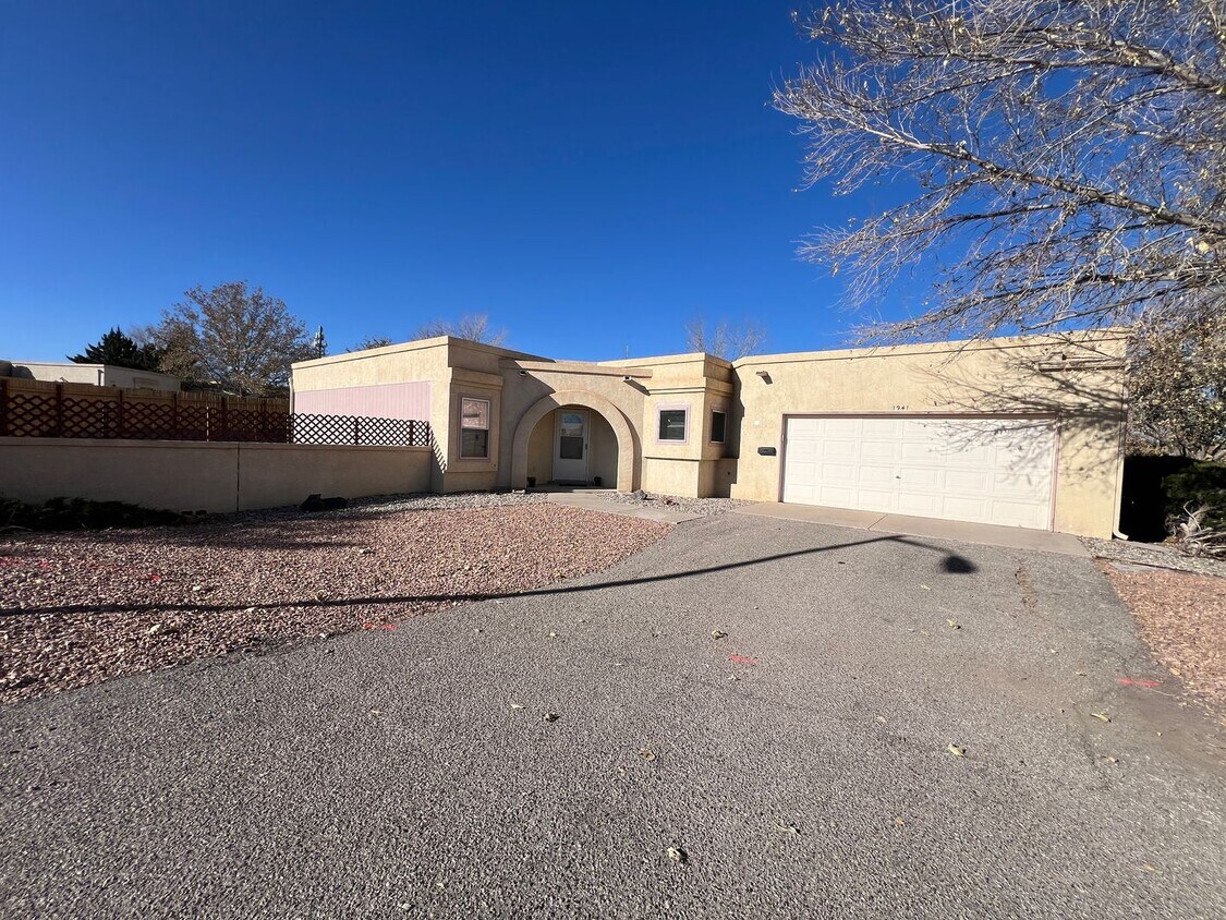 Foto principal - 2 Bedroom Single Story Home Available Near...