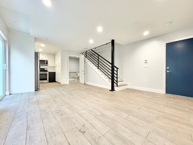 Building Photo - 6032 Romaine St