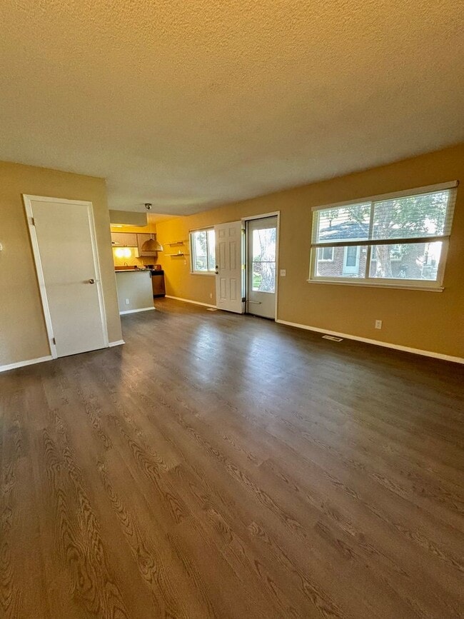 Foto del edificio - Live in Style! Updated Denver 2-Bedroom Townhome with Modern Design & Large 1-Car Garage!!