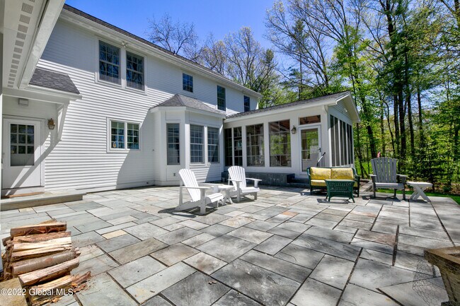 Building Photo - 5 Winding Brook Dr
