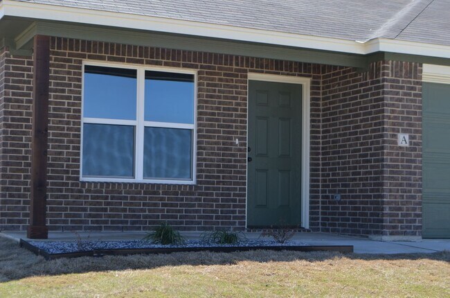 Building Photo - 989 Cline Dr
