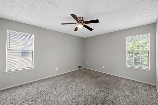Building Photo - Updated Condo Central Waco