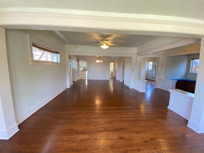 Foto del edificio - 1082-1084 Lincoln Ave