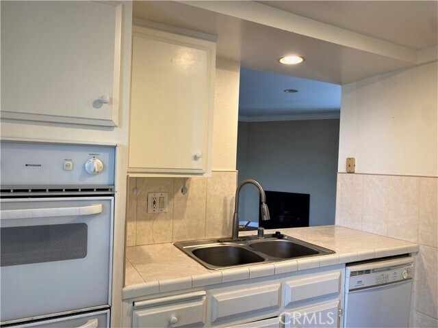 Building Photo - 1139 Rosecrans Ave
