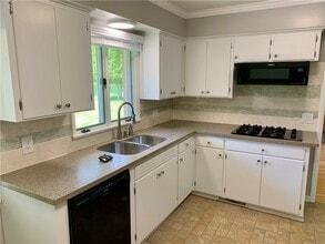 Building Photo - 20 Pine Hill Dr