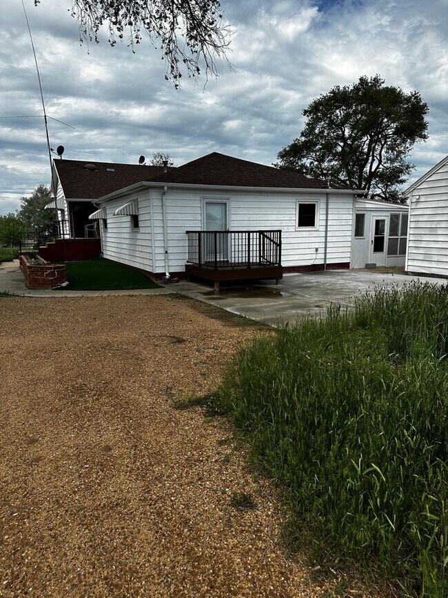 Building Photo - Beautifully maintained home – Country livi...