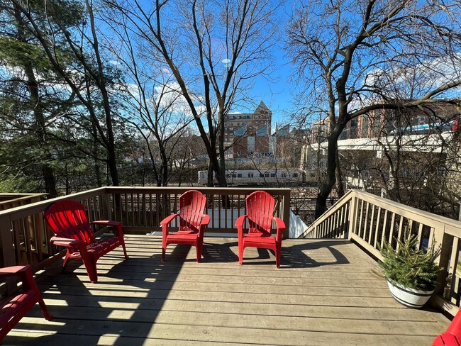 Foto del edificio - RENOVATED TOWNHOME WITH DECK BY METRO