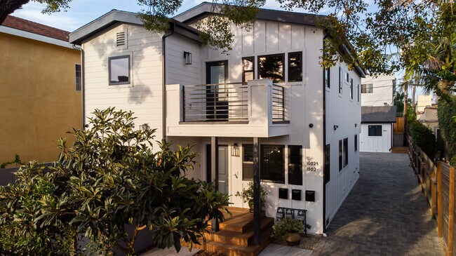 Building Photo - 1002 N Ridgewood Pl