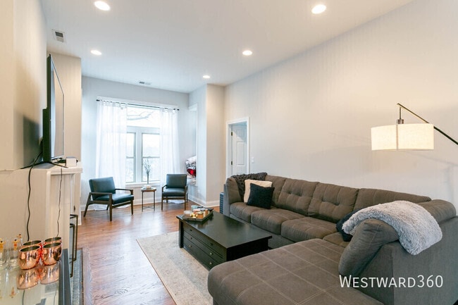 Foto del edificio - 3127 N Racine Ave