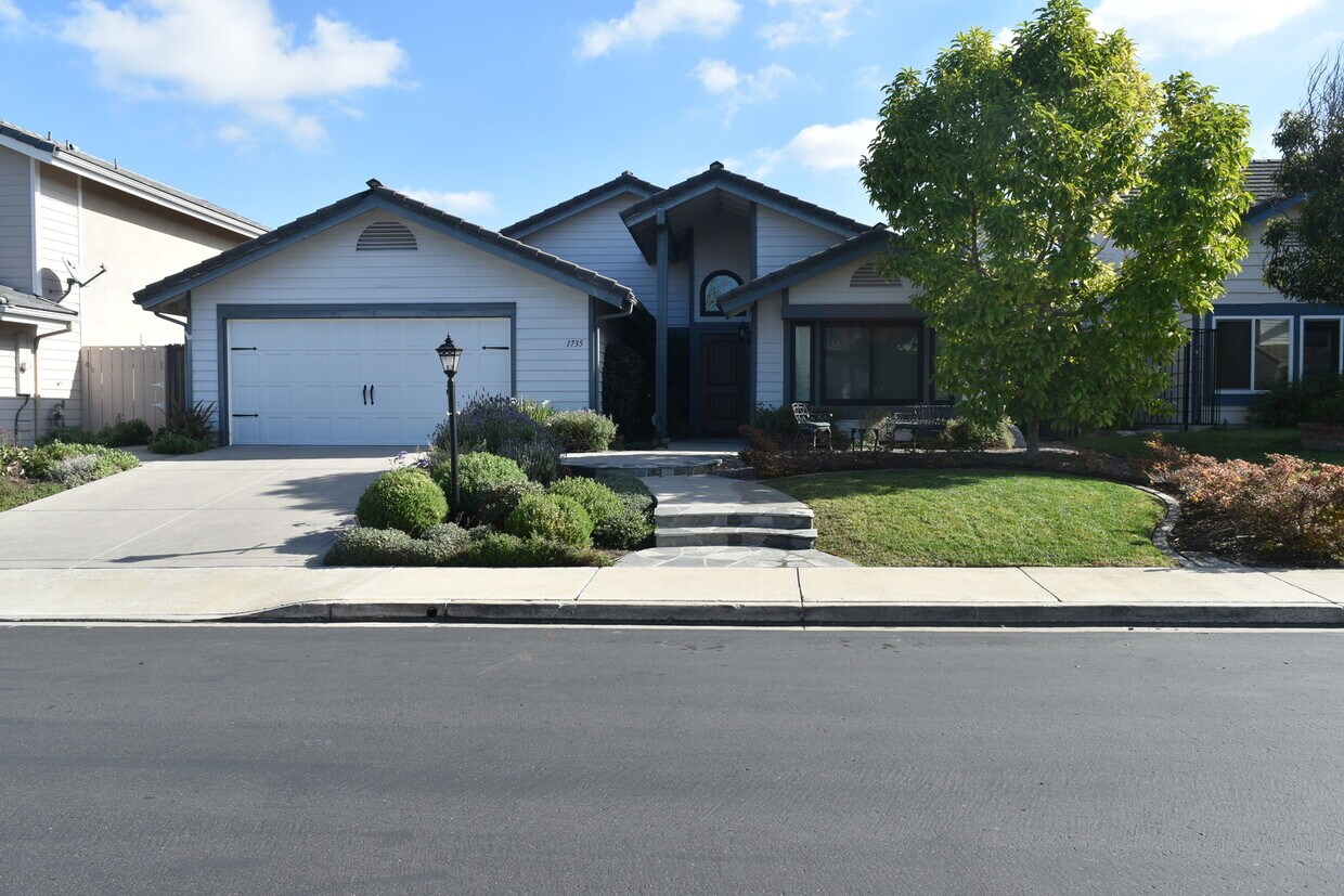 Foto principal - $5,500- 4 Bed 2 Bath House in the Quail Ga...