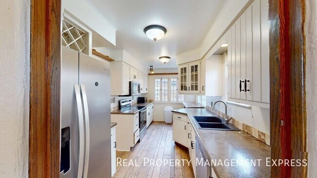 Building Photo - Beautiful 4 Bedroom 1.5 Bath Single Family Home in Central Sioux Falls