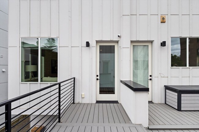 Foto del edificio - Bright & Charming 2bed/2bath Townhome in P...