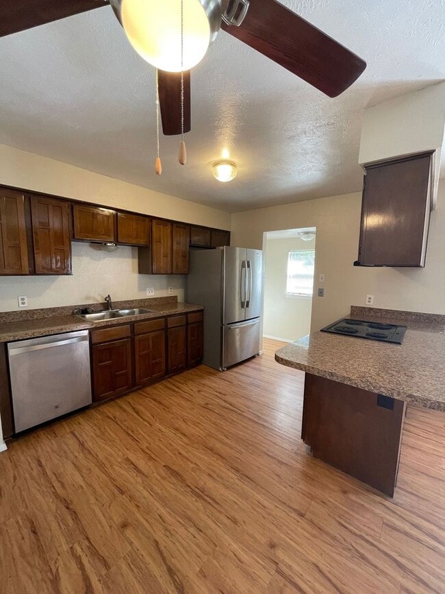 Building Photo - Beautiful 3 bedroom 2 bath with 2 car gara...