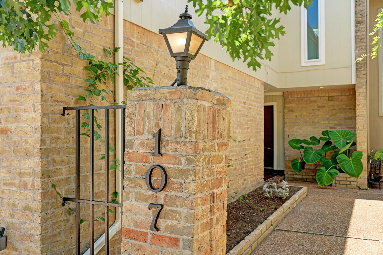 107 Phanturn Ln, Bellaire, TX 77401 Townhome Rentals in Bellaire TX