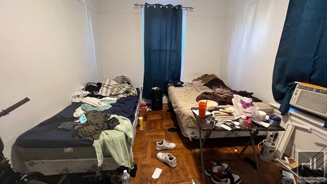 Foto del edificio - FRESHLY GUT RENOVATED VERY BRIGHT 3 BEDROO...