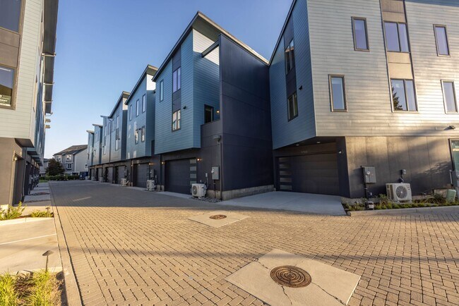 Foto del edificio - RIVERSIDE TOWNHOMES - BRAND NEW! - Summer ...
