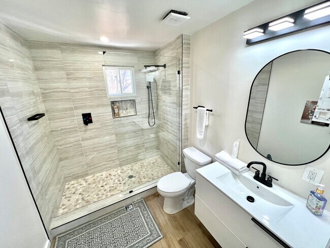 Foto del edificio - 6112 Modupeola Way