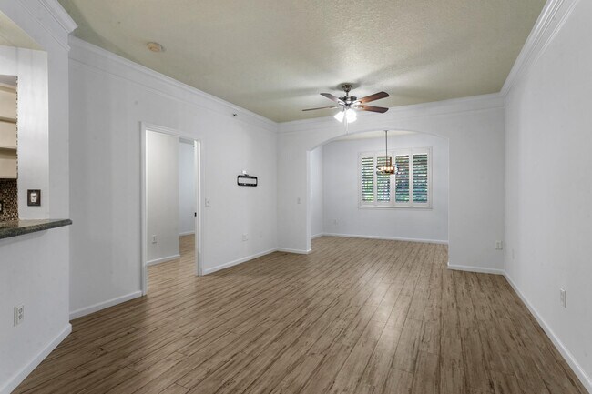 Building Photo - 10103 Myrtlewood Cir W