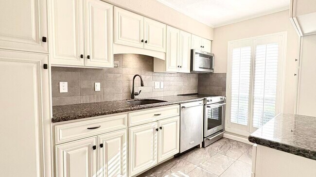 Foto del edificio - 12743 Huntingwick Dr