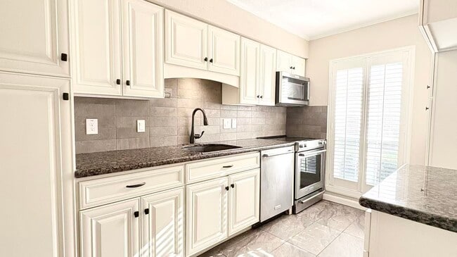 Building Photo - 12743 Huntingwick Dr