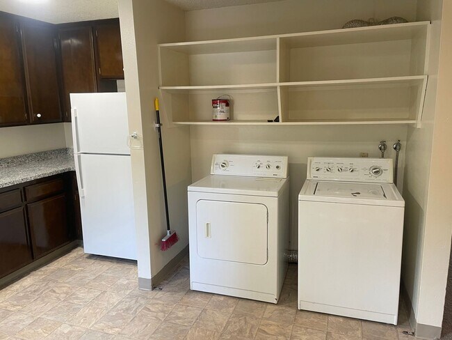 Foto del edificio - Two Story 3 Bedroom/2.5 Bathroom w/Two Car Garage