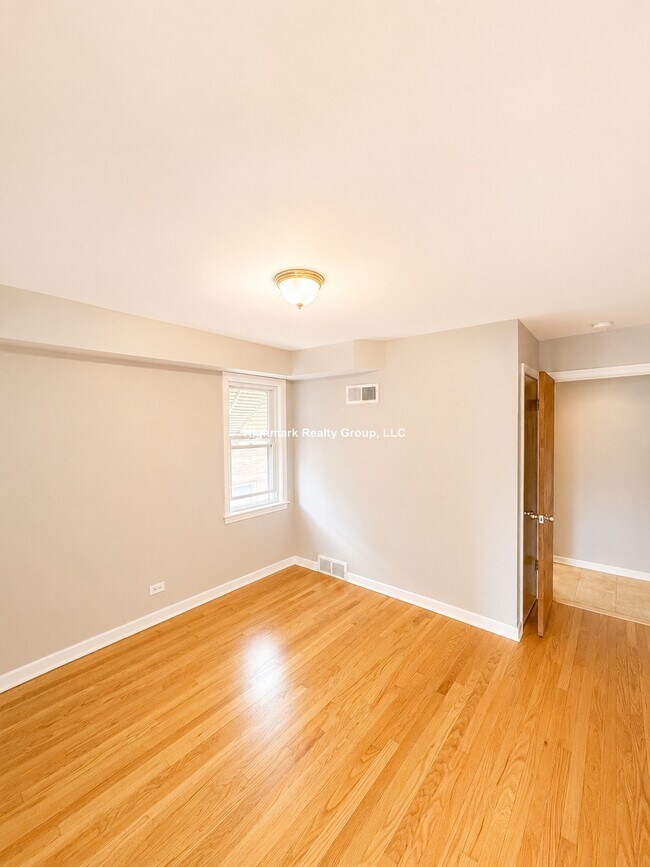 Foto del edificio - 8242 Kilpatrick Ave
