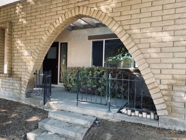 Building Photo - 7724 E Lewis Ave