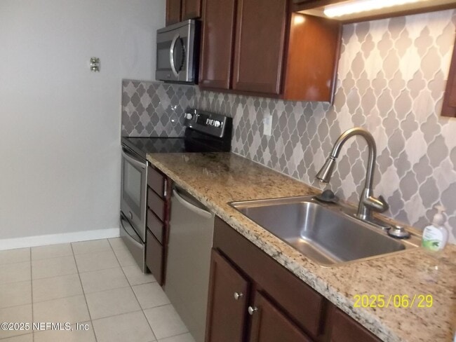 Building Photo - 2300 Twelve Oaks Dr