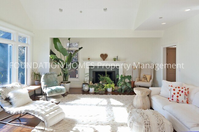 Foto del edificio - Gated San Anselmo Estate w/ Pool, Vineyard...