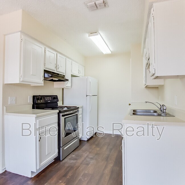 Foto del edificio - 8133 Foxfire Ln