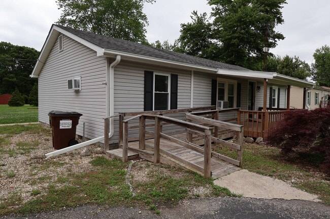 Building Photo - 549 S Gum St