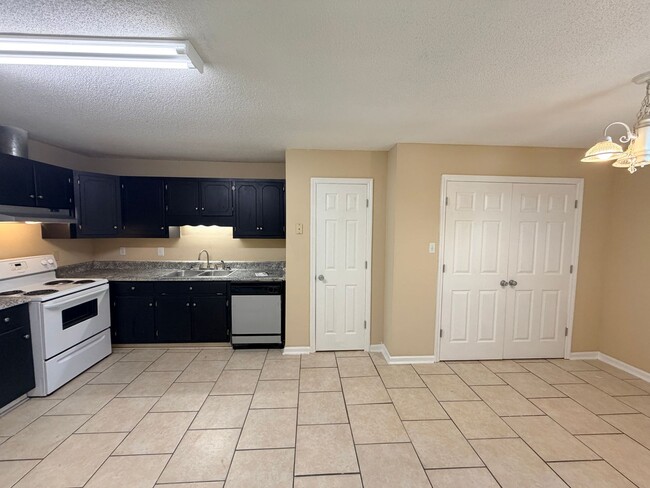 Foto del edificio - Spacious 3BD/2B Duplex in Desirable Northlake Subdivision