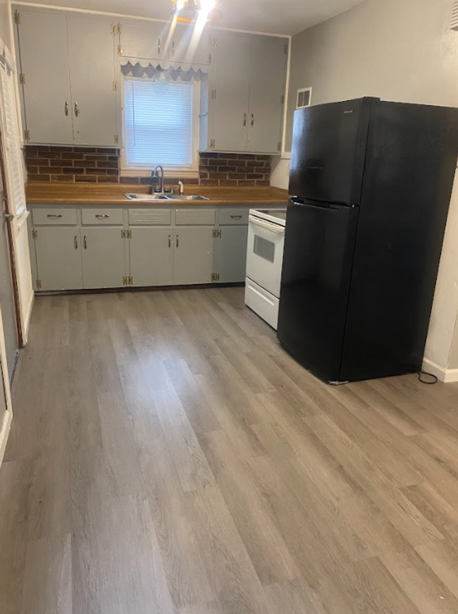 Building Photo - Move in ready 3 bed 1.5 bath renovated hou...