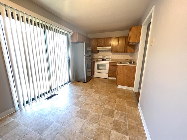 Kitchen / Dining Room - 2121 Prairie Glen Plz