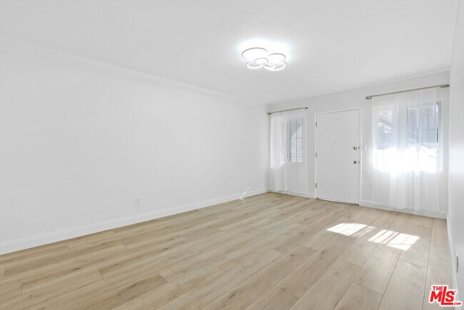 Foto del edificio - 6640 Woodman Ave