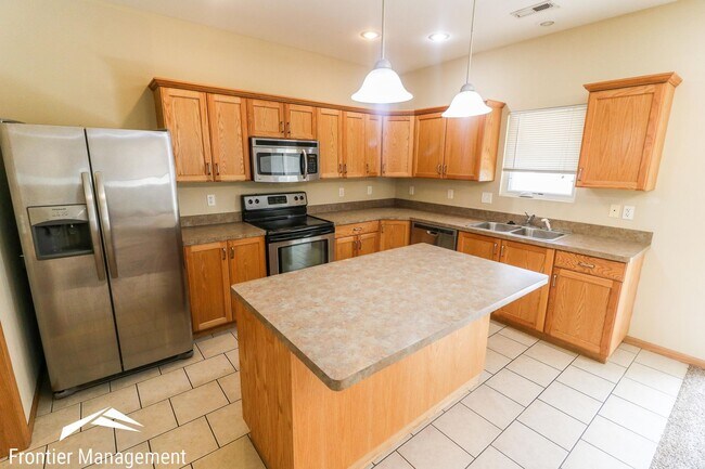 Foto del edificio - Amazing 3 bedroom 2.5 bathroom duplex in a quiet neighborhood!