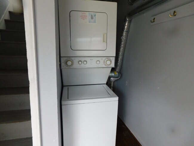 Foto del edificio - Private Entry Upper Level of Duplex