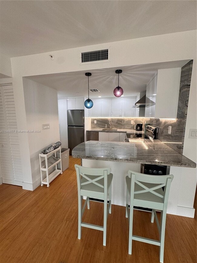 Building Photo - 2457 Collins Ave
