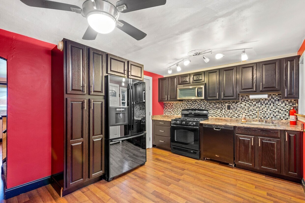 Primary Photo - GORGEOUS TWO BEDROOM HOUSE IN BEECHVIEW AV...