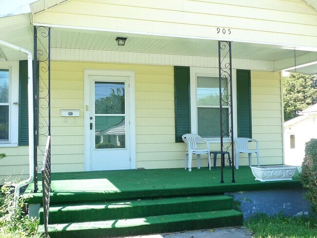 Foto del edificio - Charming Home with Large Backyard Near Radford University