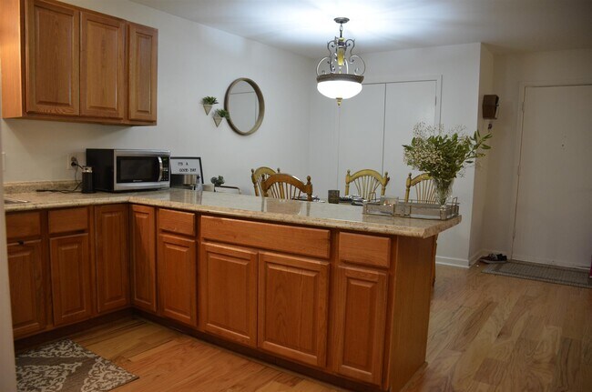 Foto del edificio - 815 Ashlawn Pl