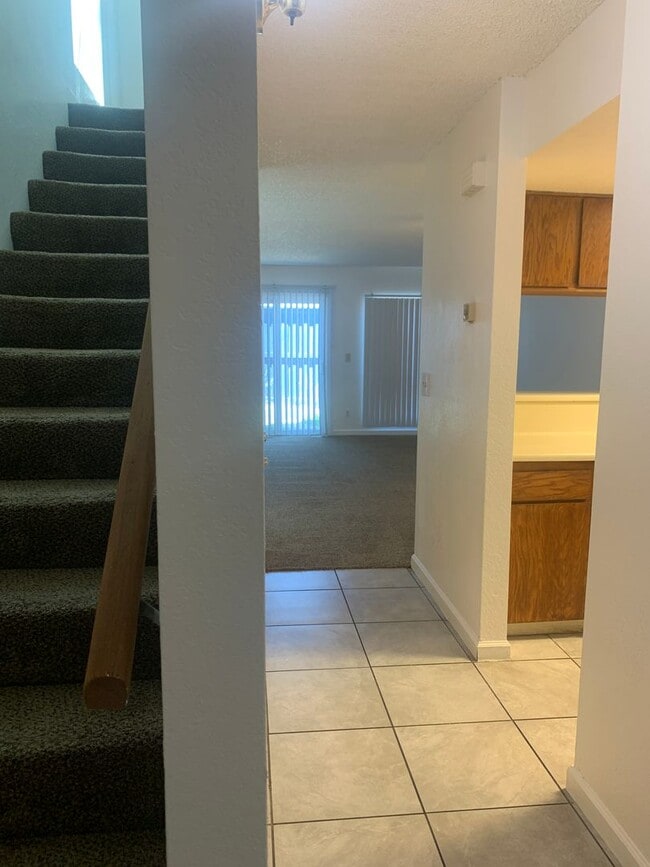 Building Photo - Lovey Townhome In Clovis!