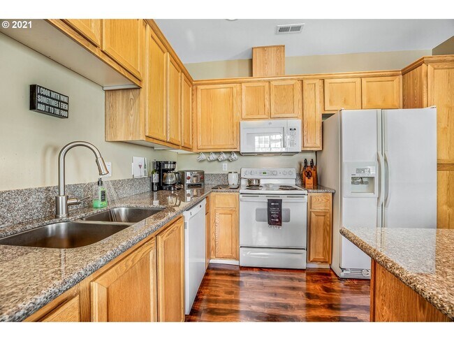 Kitchen w/granite counters - 9219 SW Tanoak Ln
